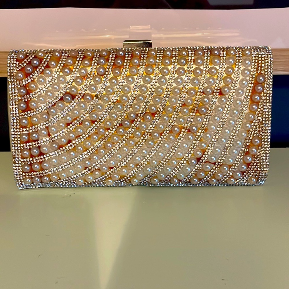 Elegant clutch with encrusted pearls and diamonds (costume jewels).